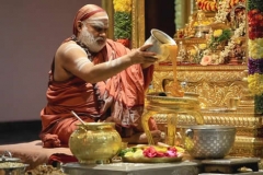 04-Jagadguru-performing-Abhishekha-to-Lord-Chandramoulishwara-on-Maha-Shivaratri